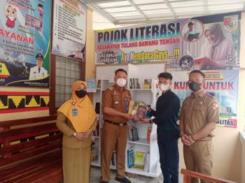 Melalui Karang Taruna Berkarya, Unila hibahkan buku untuk pojok Literasi kecamatan Tuba-Tengah